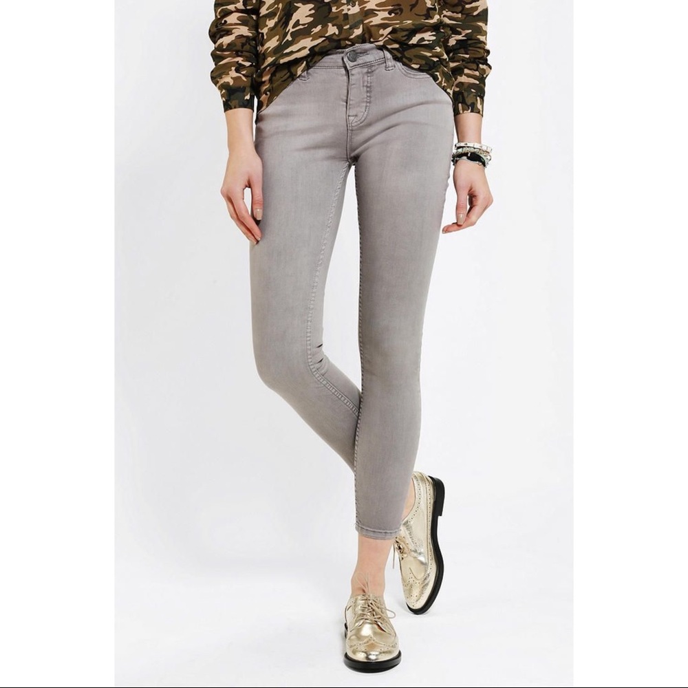 Urban Outfitters • Mid Rise Twig Ankle Jeans